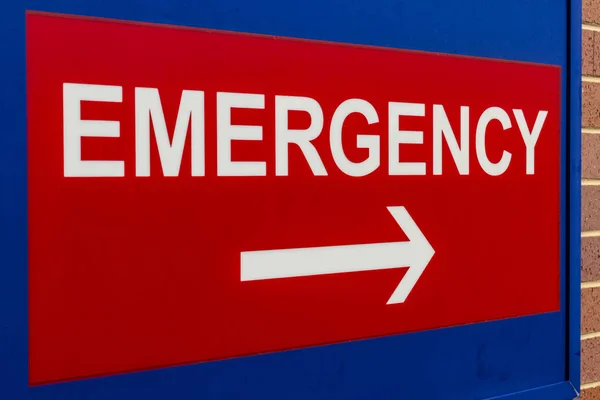 ローカル病院 Xviii の赤い緊急エントランス サイン — ストック写真