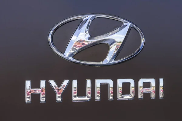 Indianápolis - Circa Septiembre 2017: Hyundai Motor Company Dealership. Hyundai es un fabricante automotriz multinacional surcoreano XI — Foto de Stock