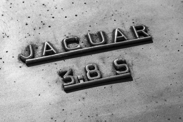 Indianapolis - Circa Settembre 2017: Insegne ed emblema di una Jaguar 3.8 S II degli anni '60 — Foto Stock