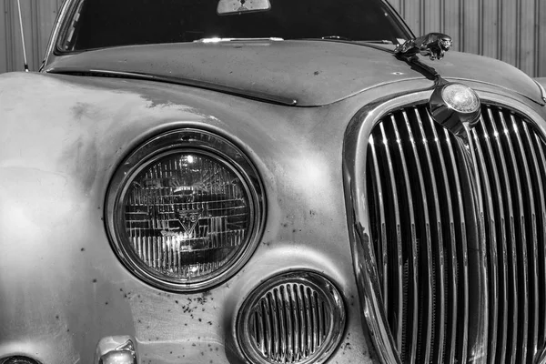 Indianápolis - Circa setembro 2017: Grille de um clássico dos anos 60 Jaguar 3.8 S III — Fotografia de Stock