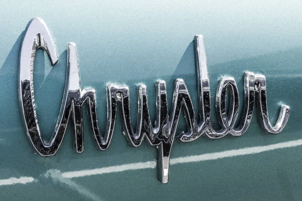 Индиана - Circa сентябрь 2017: Classic Badge Emblem от Chrysler 300 I 1963 года — стоковое фото