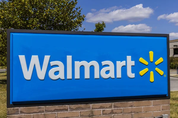 Indianapolis - Circa settembre 2017: Walmart Retail Location. Walmart è una multinazionale americana Retail Corporation XV — Foto Stock