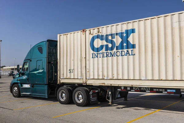 Lafayette - Circa setembro 2017: CSX Intermodal Truck. CSX Intermodal utiliza dois modos de transporte de entrega, nomeadamente ferroviário e rodoviário I — Fotografia de Stock