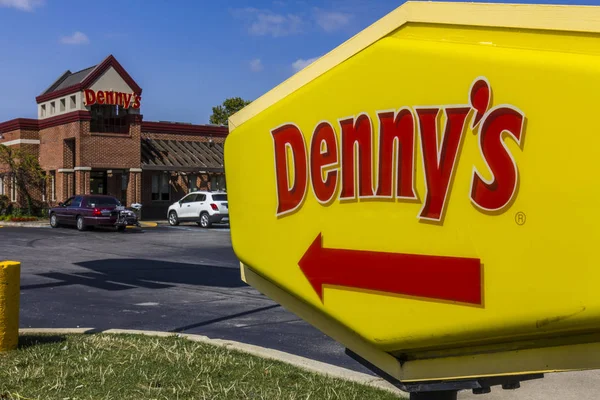 Indianapolis - Circa setembro 2017: Denny 's Fast casual restaurant and diner. Denny 's tem sido um favorito de comida da noite para as gerações IX — Fotografia de Stock