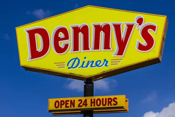 Indianápolis - Circa Septiembre 2017: Logo y signo del restaurante y restaurante informal Denny 's Fast. Denny 's ha sido un favorito de la comida nocturna por generaciones VIII —  Fotos de Stock