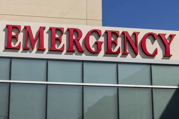 ローカル病院 Xix の赤い緊急エントランス サイン — ストック写真