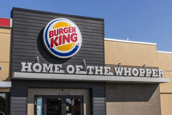 Lafayette - Circa Septiembre 2017: Burger King Retail Fast Food Location. Cada día, más de 11 millones de huéspedes visitan Burger King V — Foto de Stock