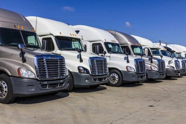 Indianapolis - Eylül 2017 yaklaşık: Renkli yarı traktör römork kamyon kaplı Satılık XIX için