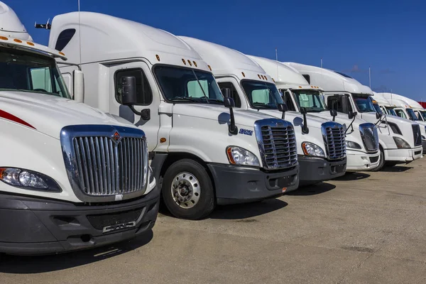 Indianápolis - Circa setembro 2017: Caminhões de reboque semi-trator branco alinhados para venda XVII — Fotografia de Stock