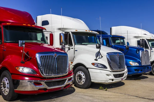 Indianapolis - Circa September 2017: Colorful Red, White and Blue Semi Tractor Trailer Trucks Lined up for Sale XVIII — Stock Photo, Image