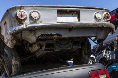 Indianapolis - Eylül 2017 yaklaşık: Yığılmış hurdalık II geri dönüşümlü olmak kırma için hazırlanan Corvair