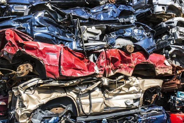 印第安纳波利斯-大约 9 月 2017年： 堆积垃圾围场旧车换现金汽车准备粉碎要回收九 — 图库照片
