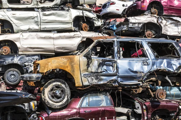 印第安纳波利斯-大约 9 月 2017年： 堆积垃圾围场旧车换现金汽车准备粉碎要回收西 — 图库照片