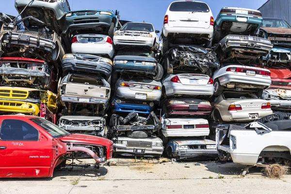 Indianapolis - około września 2017 r.: Skumulowany złomowisko clunker samochody przygotowane do kruszenia się recyklingu Xiii — Zdjęcie stockowe