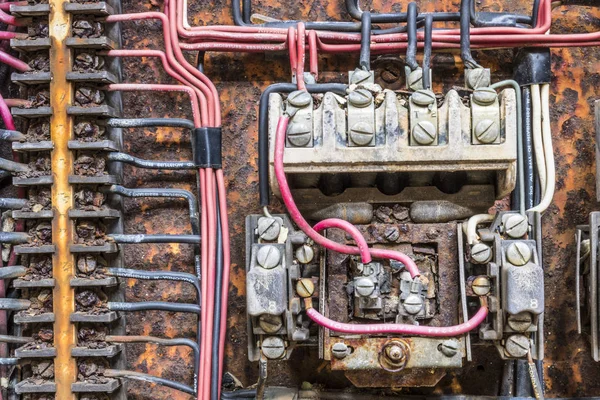 Vecchio pannello elettrico arrugginito con fusibili e contatti in una fabbrica di automobili abbandonata IV — Foto Stock