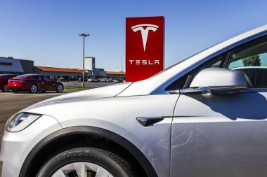 Indianapolis - Eylül 2017 yaklaşık: Tesla Motors Yerel otomobil Bayii. Tesla tasarlayıp üretmektedir Model S elektrikli sedan IV