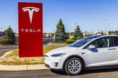 Indianapolis - Eylül 2017 yaklaşık: Tesla Motors Yerel otomobil Bayii. Tesla tasarlayıp üretmektedir Model S elektrikli sedan V