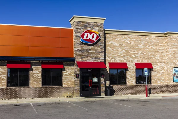 Indianapolis - Sekitar September 2017: Dairy Queen Retail Fast Food Location (dalam bahasa Inggris). DQ adalah Subsidiary dari Berkshire Hathaway VII — Stok Foto