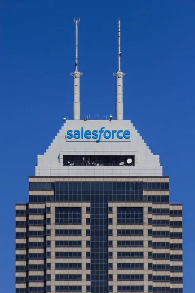 Indianapolis - Circa september 2017: For nylig omdøbt Salesforce Tower. Salesforce.com er en cloud computing virksomhed og vil tilføje 800 nye job til Indianapolis VI - Stock-foto