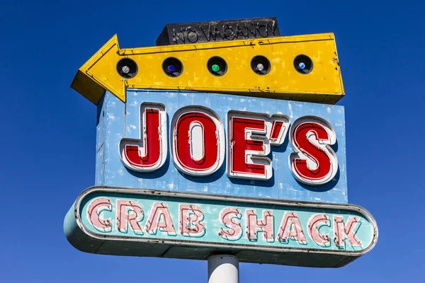 Indianápolis - Circa Septiembre 2017: Joe 's Crab Shack Signage. Joe 's Crab Shack es una cadena de restaurantes casuales de mariscos con temática de playa propiedad de Landry' s II —  Fotos de Stock