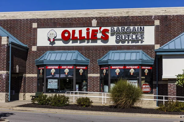 Indianápolis - Circa Septiembre 2017: Ollie 's Bargain Outlet. Ollie 's lleva una amplia gama de productos de cierre V — Foto de Stock