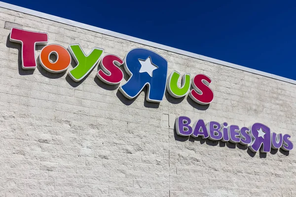 Indianápolis - Circa Septiembre 2017: Juguetes "R" Us Retail Strip Mall Ubicación. Juguetes "R" Us es un minorista de juguetes para niños V — Foto de Stock