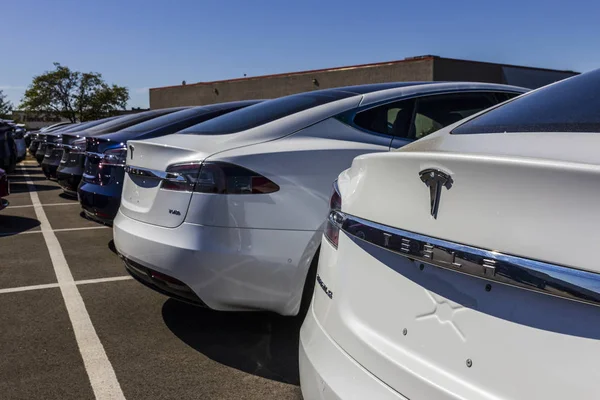 Indianapolis - Sekitar September 2017: Tesla Motors Lokal Car Dealership. Tesla merancang dan memproduksi Model S sedan listrik VI — Stok Foto