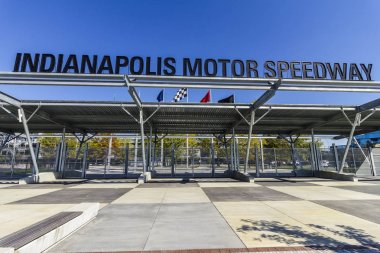 Indianapolis - Ekim 2017 yaklaşık: Sonbahar renkleri, Indianapolis Motor Speedway kapısı 1 girişinde. IMS Indy 500 ev sahipliği yapan ve Brickyard 400 otomatik ben yarışları