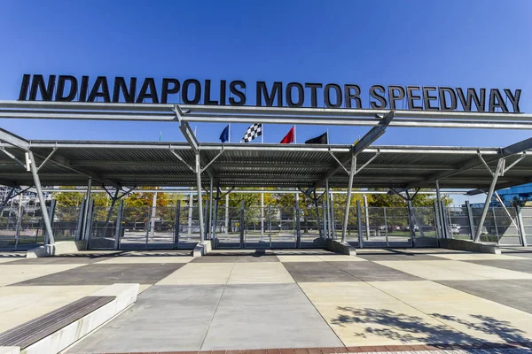 Indianapolis - kb október 2017: Őszi színek Indianapolis Motor Speedway kapu 1 bejáratánál. IMS ad otthont az Indy 500 és a téglagyárnak 400 Auto versenyek én — Stock Fotó