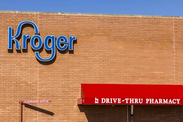 Indianápolis - Circa Octubre 2017: Kroger Supermarket. The Kroger Co. es uno de los minoristas de comestibles más grandes del mundo VI — Foto de Stock
