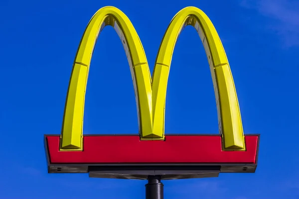 Indianápolis - Circa outubro 2017: McDonald 's Restaurant Location. McDonald 's é uma Cadeia de Hambúrgueres Restaurantes XIX — Fotografia de Stock