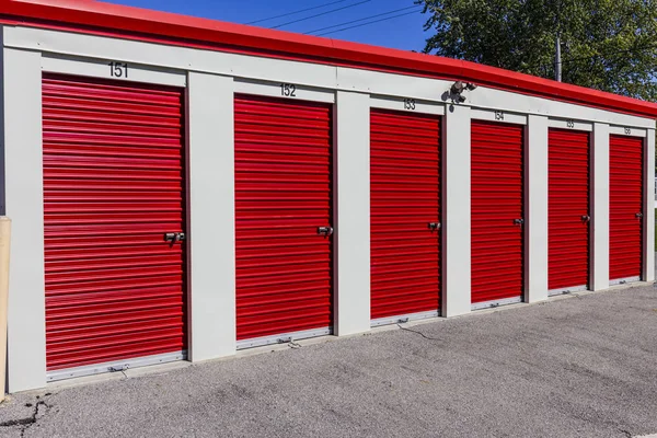 Numbered self storage and mini storage garage units I — Stock Photo, Image