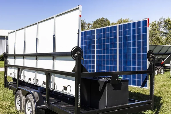 Indianápolis - Circa Octubre 2017: Paneles solares fotovoltaicos móviles en remolques. Lo último en energía portátil y de emergencia, cada unidad también está equipada con un generador IV — Foto de Stock