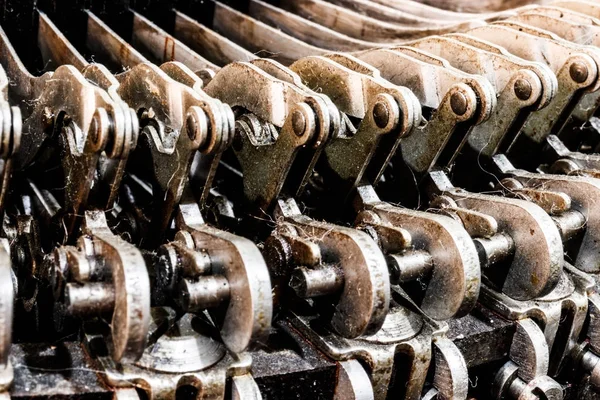 Antieke typemachine mechanische typebar dia. Elke sleutel verbindt aan een hendel dat wanneer ingedrukt, beweegt een type balk die inkt aan een pagina Ii persen — Stockfoto