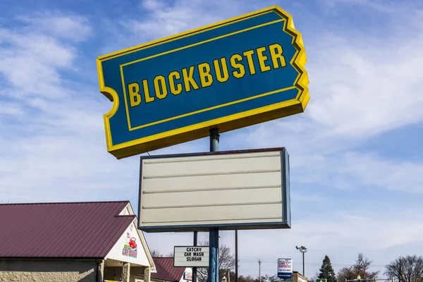 Perú - Circa Noviembre 2017: Defunct Blockbuster Video Retail Location. Blockbuster simboliza las industrias que no se mantuvieron al día con la tecnología I — Foto de Stock