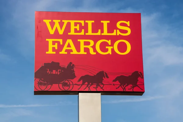 Perú - Circa Noviembre 2017: Señalización y Logo de Wells Fargo. 2017 fue un año lleno de escándalo para Wells Fargo I — Foto de Stock