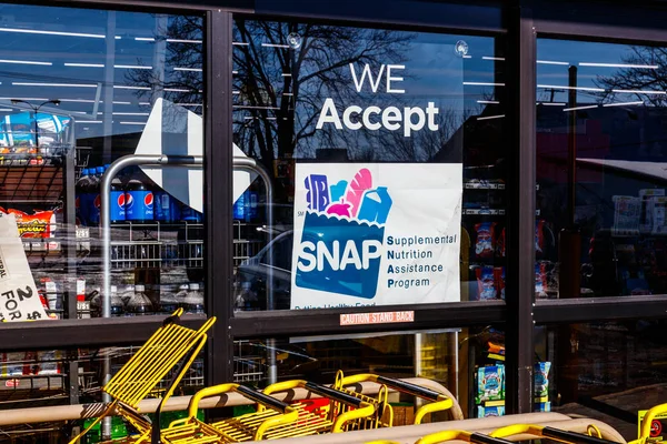 Muncie - Circa January 2018: A Sign at a Retailer - We Accept SNAP — Stock Photo, Image