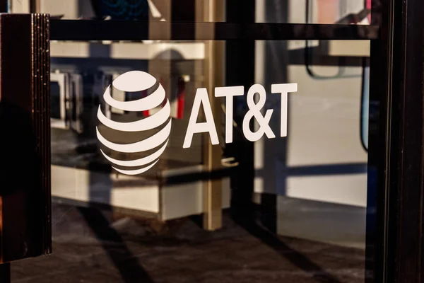 Marion - Sekitar Januari 2018: AT & T Mobility Wireless Retail Store. AT & T sekarang menawarkan IPTV, VoIP, Cell Phones dan DirecTV — Stok Foto