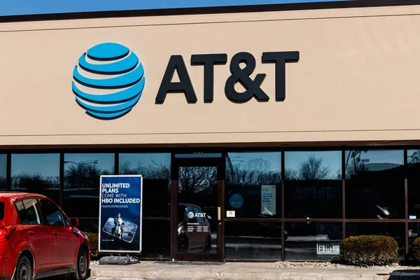 Muncie - Circa January 2018: AT&T Mobility Wireless Retail Store. AT&T now offers IPTV, VoIP, Cell Phones and DirecTV — Stock Photo, Image