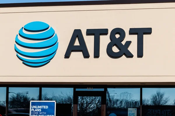 Muncie - Circa Enero 2018: AT & T Mobility Wireless Retail Store. AT & T ahora ofrece IPTV, VoIP, teléfonos celulares y DirecTV — Foto de Stock
