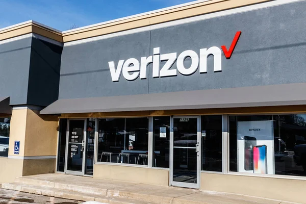 Muncie - Circa enero 2018: Verizon Wireless Retail Location. Verizon es una de las mayores compañías de tecnología — Foto de Stock