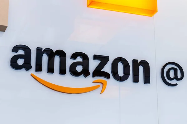 Lafayette - Circa February 2018: Amazon Store at Purdue. A brick-and-mortar store customers can receive products from Amazon.com I — Stock Photo, Image