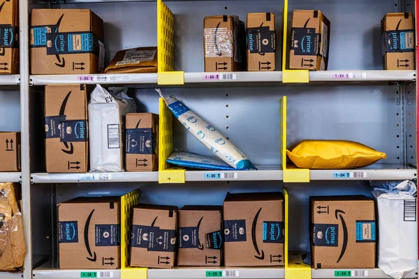 パーデュー ラファイエット - 2018年 2 月年頃: アマゾン ストア。レンガとモルタルの店舗の顧客は、Amazon.com Iii から商品を受け取ることができます。 — ストック写真