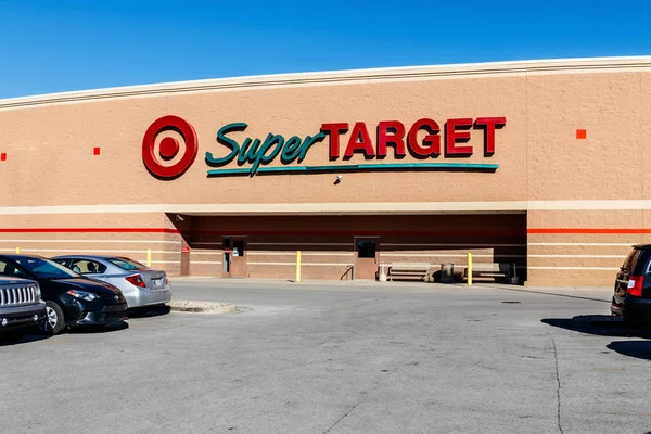 Lafayette - Circa febrero 2018: Super Target Retail Store. Objetivo vende artículos para el hogar, ropa y electrónica I — Foto de Stock