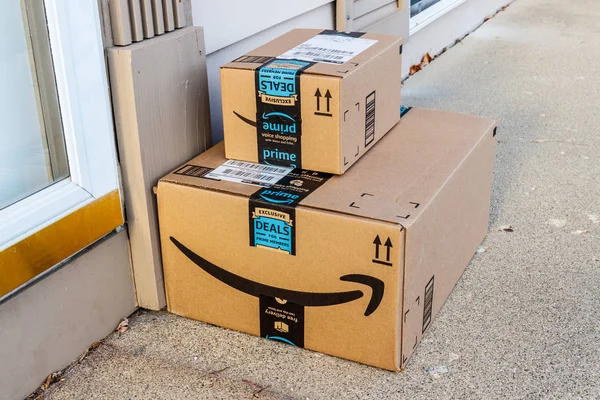 Indianápolis - Circa fevereiro 2018: Pacote Amazon Prime Parcel. Amazon.com é um varejista online premier I — Fotografia de Stock