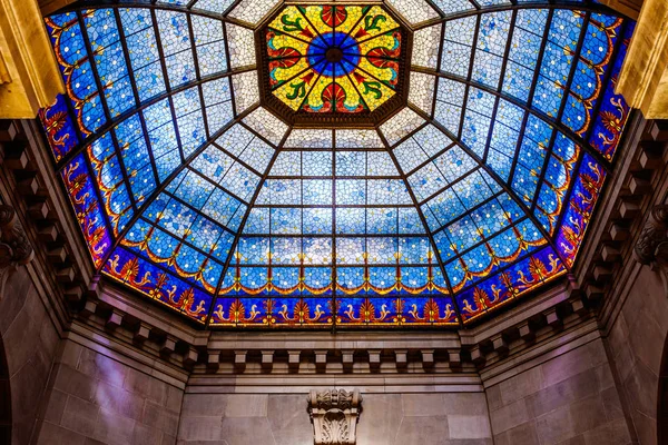 Indianapolis - cca února 2018: Indiana State Capitol Rotunda. Krásné mozaikové okno kopule je původní a jsou vyrobeny z německé pivo Iii — Stock fotografie