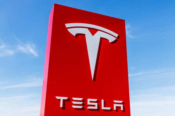 Indianápolis - Circa febrero 2018: Tesla Motors Local Car Dealership. Tesla diseña y fabrica el sedán eléctrico Modelo S I —  Fotos de Stock