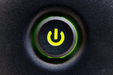 Bilgisayar güç anahtarı veya düğme ile yeşil vurgulamak