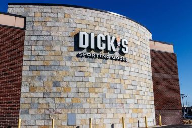 Indianapolis - Mart 2018 yaklaşık: Dick'in spor ürünler perakende satış yerini. Dick'in altında 21 II insanlar için silah satışı yasaklandı