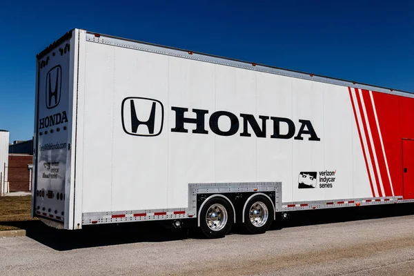 Indianapolis - Circa March 2018: Honda Verizon Indycar Racing Hauling Truck. Honda Performance Development adalah anak perusahaan dari Honda Motor II Amerika — Stok Foto